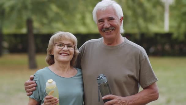 Portrait Couple Âgé Heureux Vêtements Sport Tenant Des Bouteilles Eau — Video