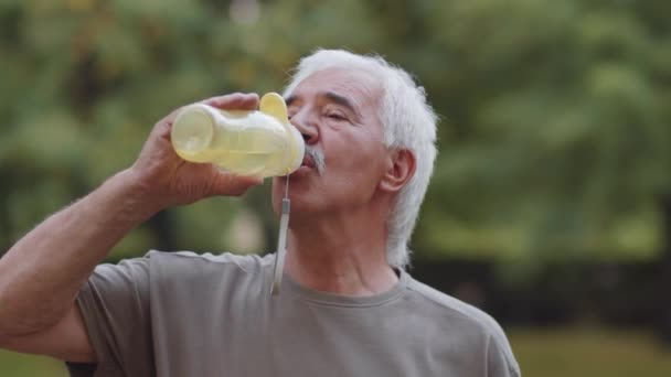 Portrét Staršího Kavkazského Muže Který Pije Vodu Láhve Dívá Kamery — Stock video