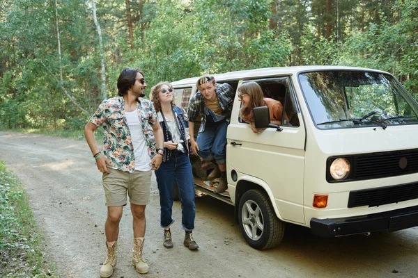 Amigos viajando en furgoneta — Foto de Stock