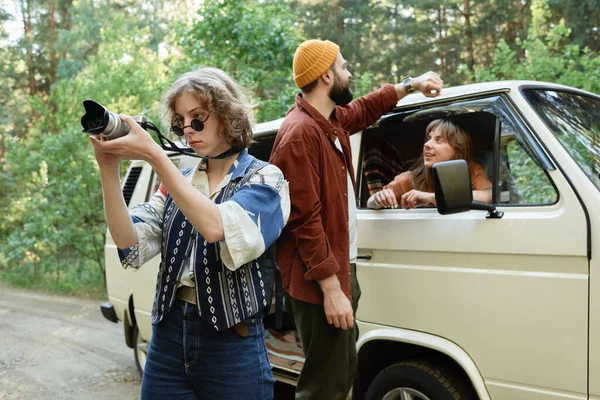 Amigos que viajan por la naturaleza — Foto de Stock