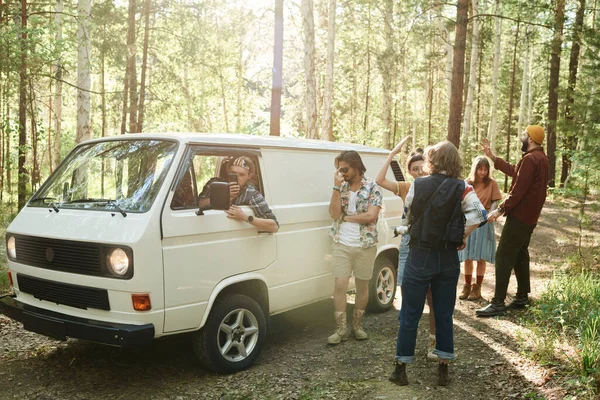 Personas que buscan una conexión telefónica en el bosque — Foto de Stock