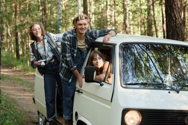 Gente que viaja por el bosque — Foto de Stock