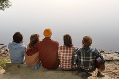 Dostlar manzaranın tadını çıkarıyorlar.