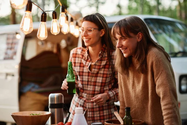 Friends having fun outdoors — Stock Photo, Image