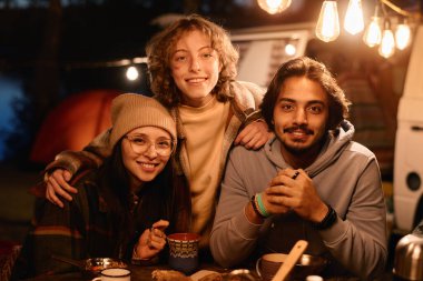 Arkadaşlar piknikte yemek yiyorlar.