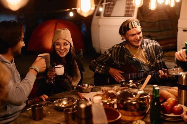 Freunde sitzen abends im Freien — Stockfoto