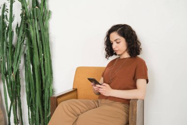 Çevrimiçi mesaj okuyan kadın