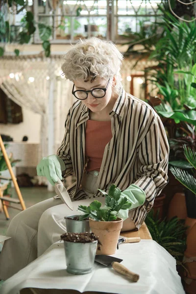 Женщина сажает растения в горшки — стоковое фото