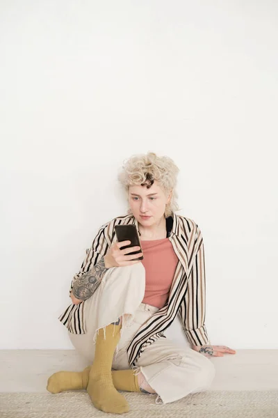 Γυναίκα αναπαύεται με κινητό τηλέφωνο — Φωτογραφία Αρχείου