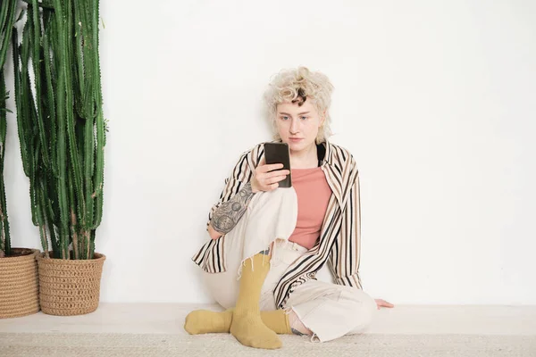 Женщина читает онлайн по телефону — стоковое фото
