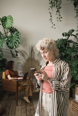 Çevrimiçi çalışan genç kadınlar