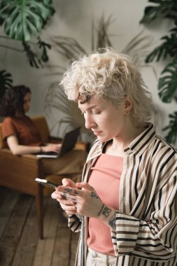 Ofiste çalışan iş kadınları