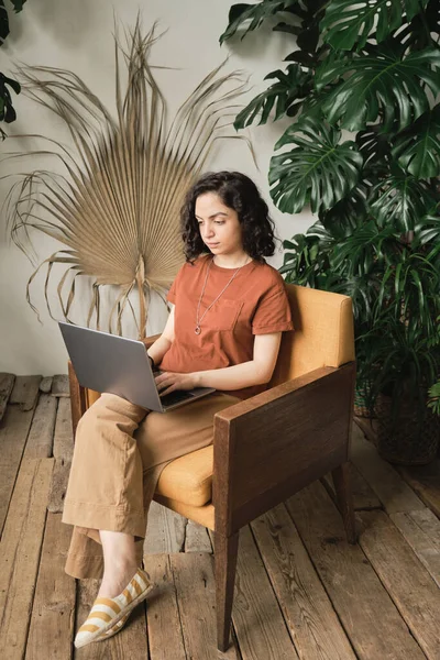 Женщина работает онлайн на ноутбуке — стоковое фото