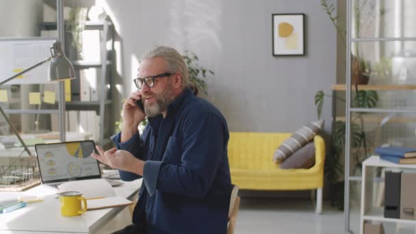 Positiv Senior Affärsman Casualwear Och Glasögon Sitter Vid Skrivbordet Moderna — Stockvideo