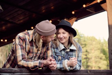 İki çiftçi dışarıda bekliyor.