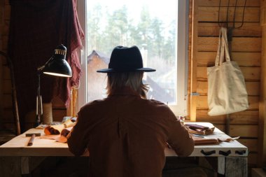 Atölyede çalışan adam.