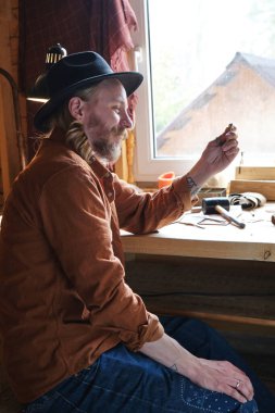 Marangoz atölyede aletlerle çalışıyor.