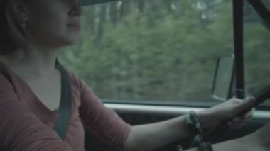 Yaz tatilinde seyahat eden beyaz bir kadının araba sürüşünü çek.