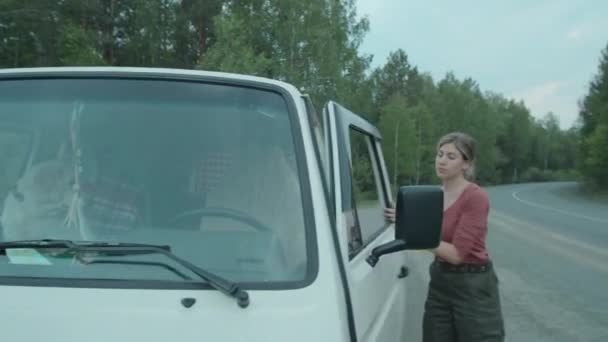 Mujer Joven Saliendo Camioneta Bebiendo Agua Botella Acariciando Perro Golden — Vídeo de stock