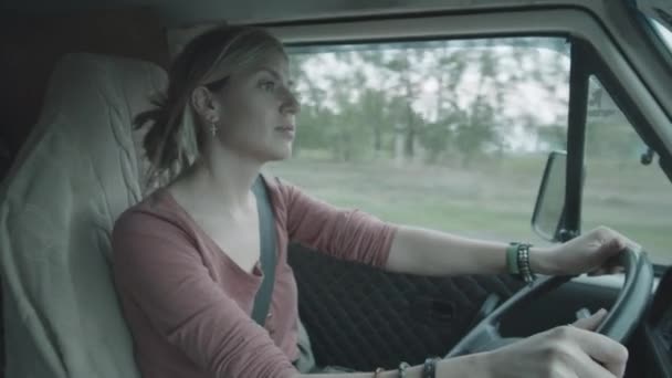 Blick Vom Beifahrersitz Einer Jungen Kaukasierin Die Während Einer Urlaubsreise — Stockvideo