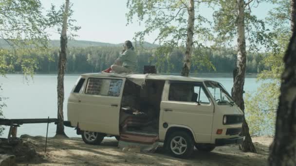 Amplio Plano Mujer Sentada Techo Autocaravana Tomando Fotos Lago Perro — Vídeo de stock