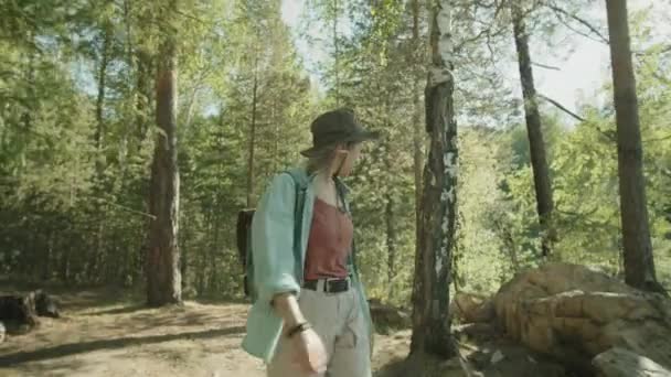 Ung Kvinna Promenader Skogen Solig Sommardag Sedan Sitter Resa Släpvagn — Stockvideo