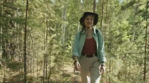 Ung Glad Kvinna Promenader Med Golden Retriever Hund Men Skog — Stockvideo