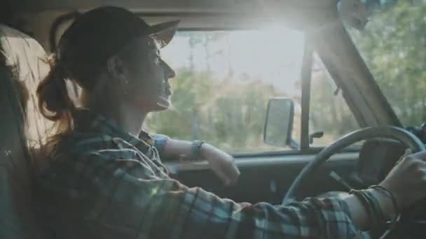 Vista Desde Asiento Del Pasajero Joven Camioneta Soleado Día Verano — Vídeo de stock