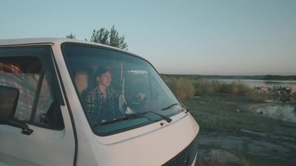 Mujer Saliendo Camioneta Caminando Orilla Del Lago Pie Con Las — Vídeo de stock