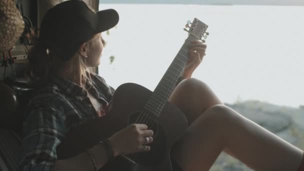 Handkameraaufnahme Einer Jungen Frau Die Gitarre Spielt Und Bei Sonnenuntergang — Stockvideo