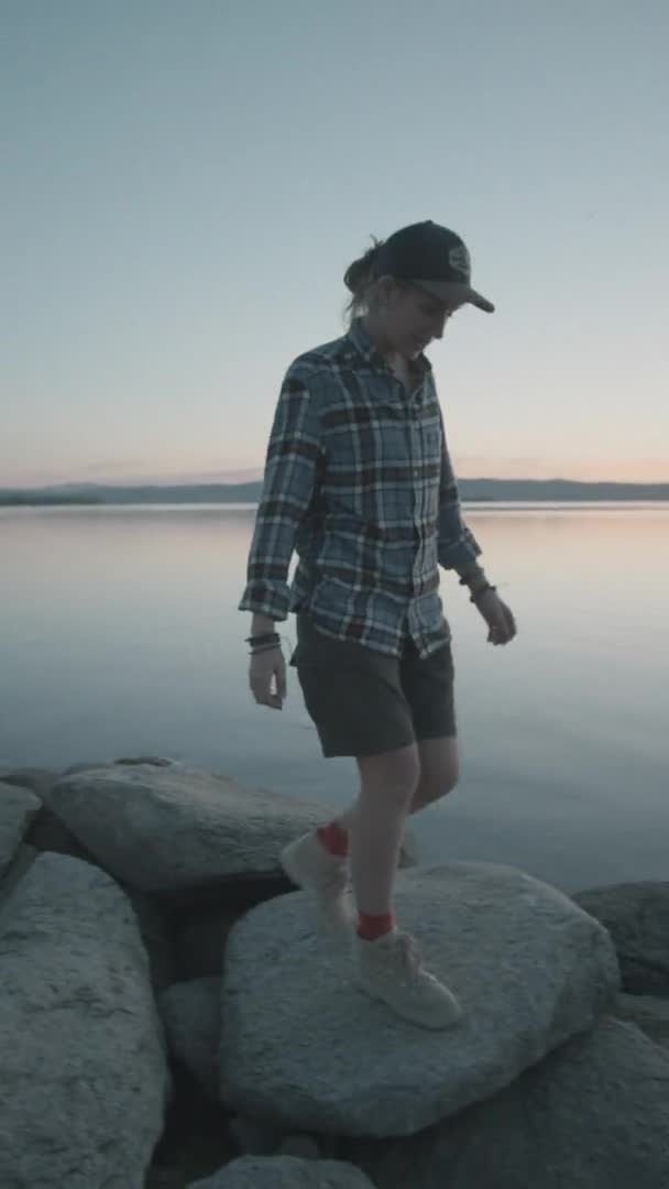 Вертикальний Знімок Молодої Жінки Туристки Ходить Скелястому Березі Озера Ввечері — стокове відео