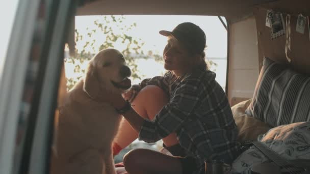 Jovem Mulher Acariciando Bonito Cão Golden Retriever Enquanto Sentados Juntos — Vídeo de Stock