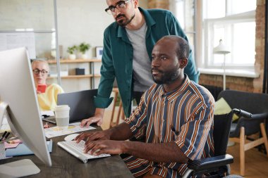 Bilgisayarda sunumla çalışan iş adamları