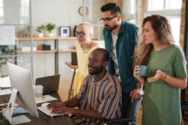 Takımda sunum üzerinde çalışan insanlar