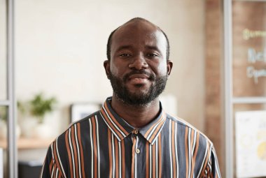 Ofiste dikilen Afrikalı adam