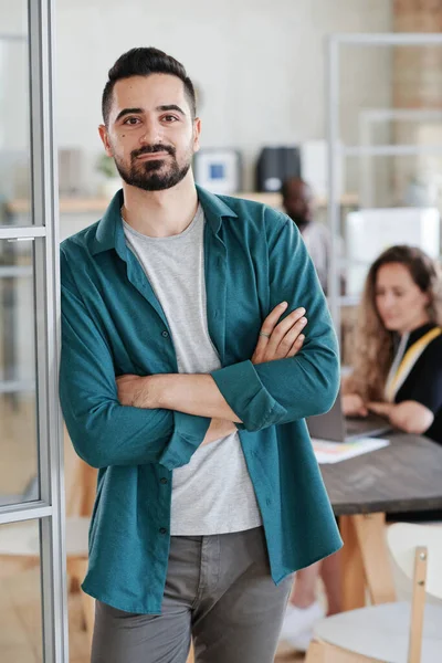 Jeune chef d'entreprise travaillant au bureau — Photo