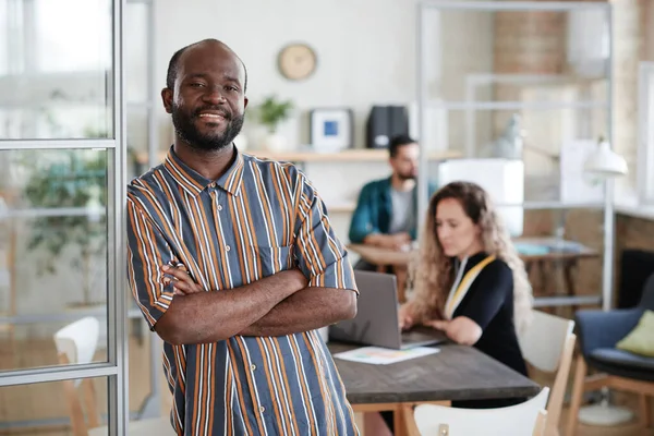 Empresário africano a trabalhar no escritório — Fotografia de Stock