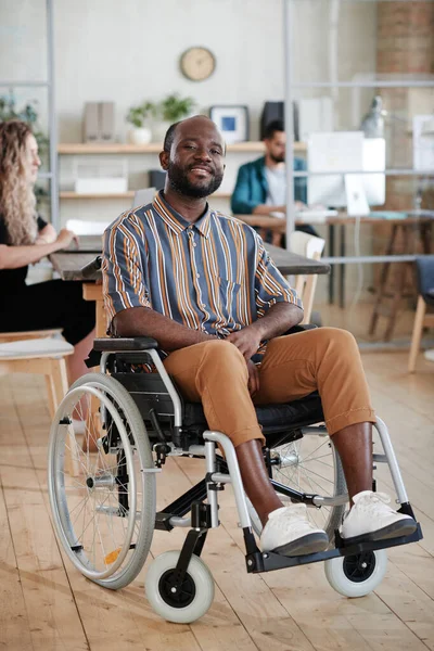 Homme d'affaires handicapé assis en fauteuil roulant — Photo