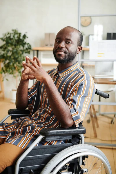 Zdravotně postižený muž sedí na vozíku — Stock fotografie