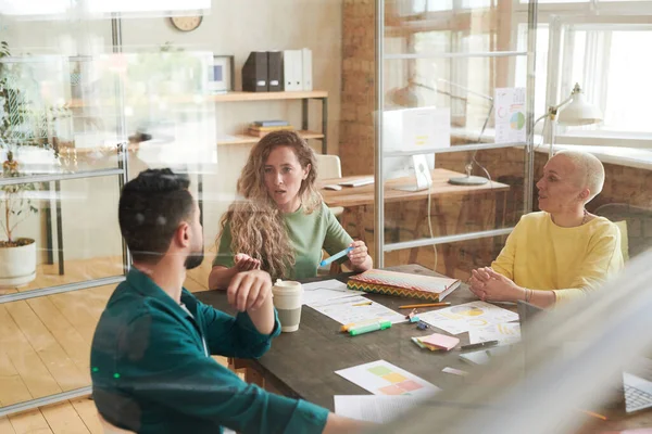 Gente de negocios sentada en reunión de negocios en la oficina — Foto de Stock