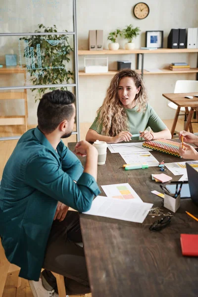 Zakenmensen bespreken in team — Stockfoto