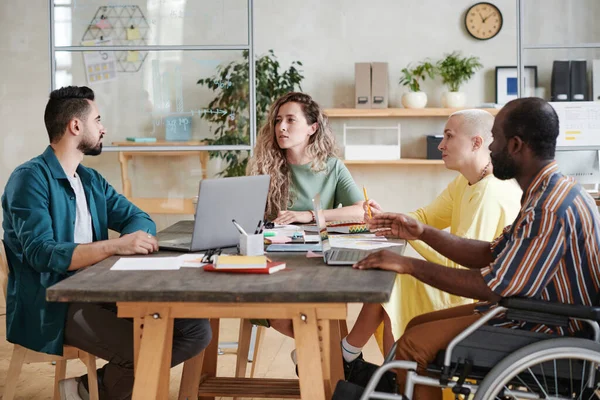 Uomini d'affari che lavorano in squadra — Foto Stock