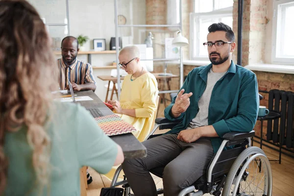 Uomo disabile seduto alla riunione di lavoro — Foto Stock