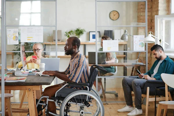 Uomini d'affari che lavorano in ufficio — Foto Stock