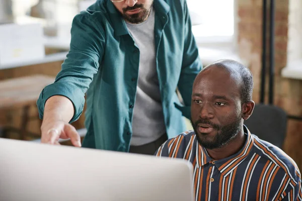 Les gens d'affaires travaillant sur ordinateur — Photo