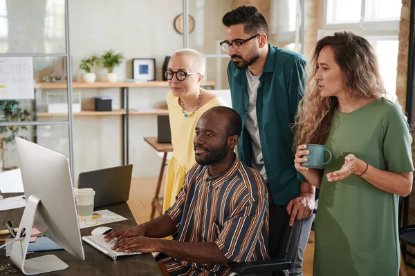 Takımda sunum üzerinde çalışan insanlar