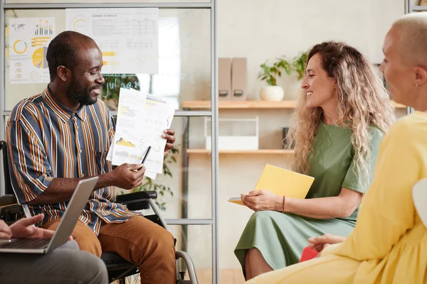 Zakenmensen die met een financieel document werken — Stockfoto