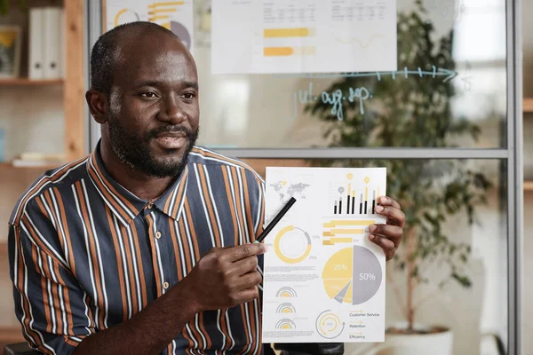 Businessman presenting report at presentation — Stock Photo, Image