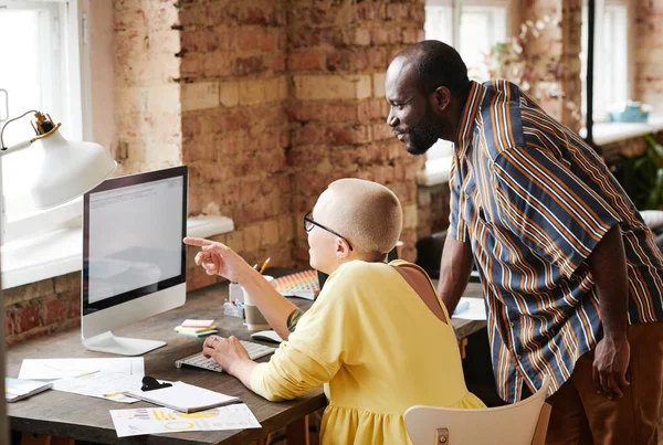 Business couple working on computer — Stock Photo, Image