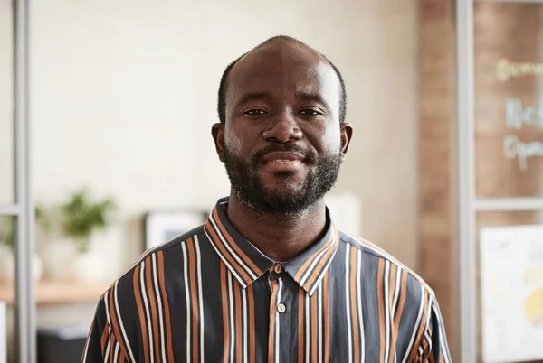 オフィスに立つアフリカ人男性 — ストック写真
